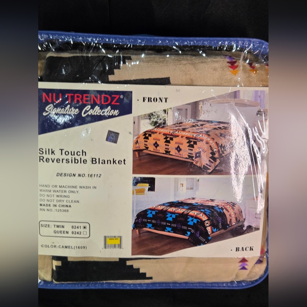 NWT Nu Trendz Sil Touch Reversible Blanket Twin
